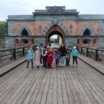 Die Schule der Zeitreisenden, Woche 1: Kleine Forscher entdecken Lettland