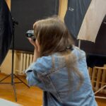 Студия, свет, детектив: как прошёл финальный фотодень в Центре Райниса