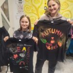 Культурная мастерская для молодежи: осеннее настроение на футболках