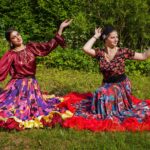🌸 Живые цветы на зеленой траве: о чем безмолвно говорит поза цыганской танцовщицы?