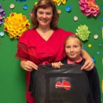 🎨👕 VIENS MELNS T-KREKLS — DAUDZI STĀSTI: KĀ JAUNIEŠI RUNĀJA PAR SEVI CAUR KRĀSĀM, SIMBOLIEM UN KULTŪRU
